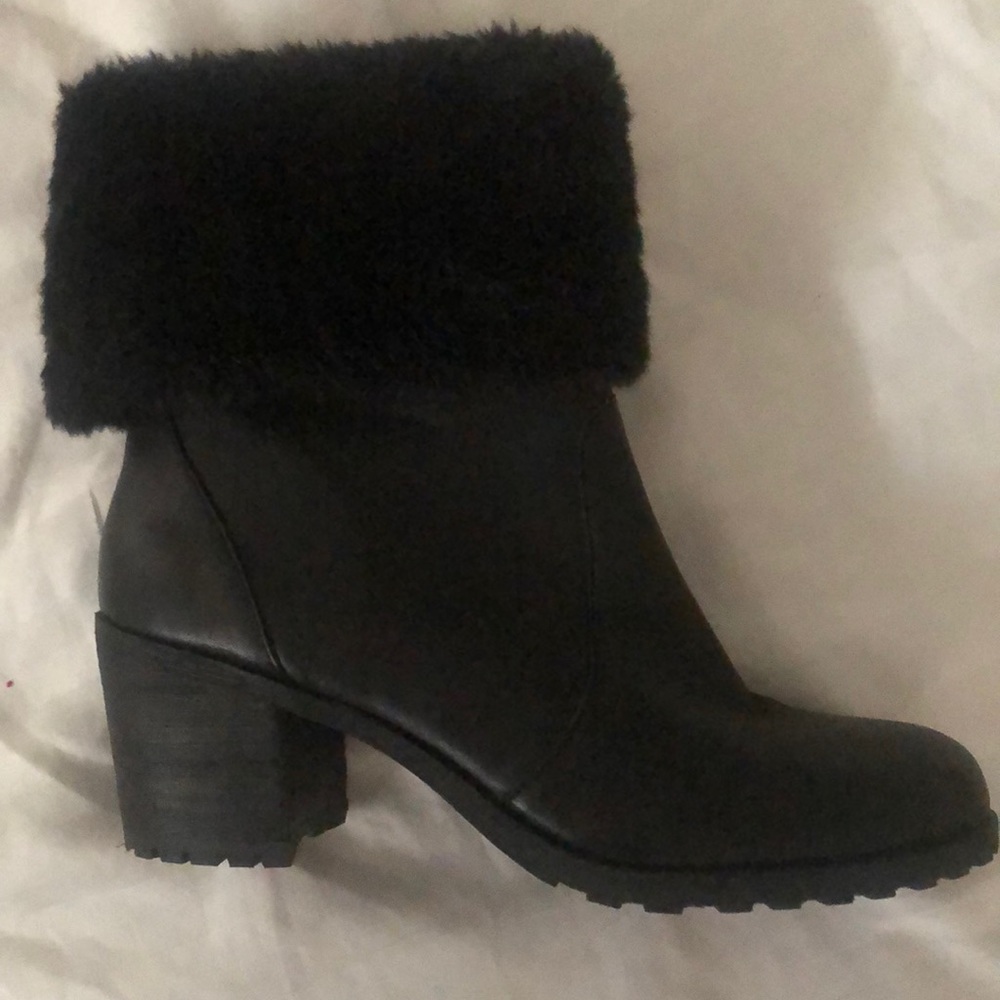 Black leather boots W/Fur topSize 8